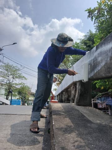 จิตอาสาทาสีสะพานในตำบลบางรักน้อย ภาพที่ 6