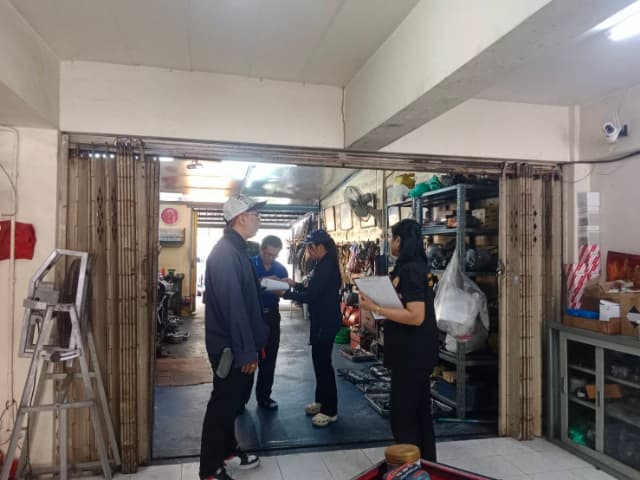 ลงพื้นที่ตรวจสถานประกอบการในพื้นที่ เพื่อกำกับดูแล ผู้ประกอบการและตรวจสอบใบอนุญาติประกอบการ ให้ปฏิบัติตามกฎหมายและมาตรฐานด้านสาธารณสุข ภาพที่ 5