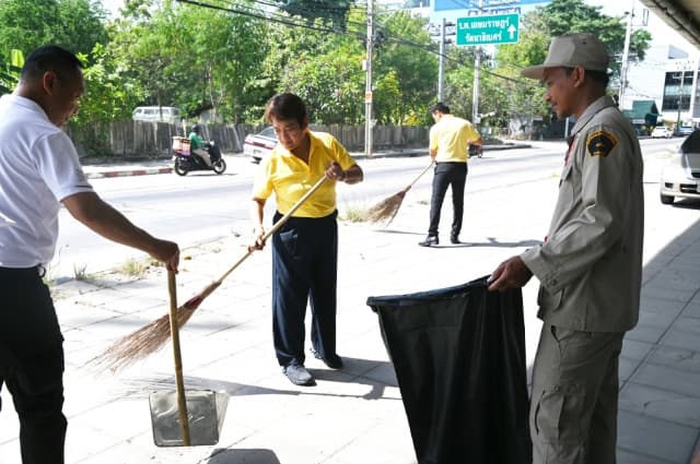 พิธีทำบุญตักบาตรข้าวสารอาหารแห้งและเจริญพระพุทธมนต์ ภาพที่ 9
