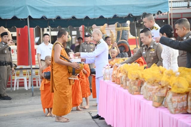 พิธีทำบุญตักบาตรข้าวสารอาหารแห้งและเจริญพระพุทธมนต์ ภาพที่ 1