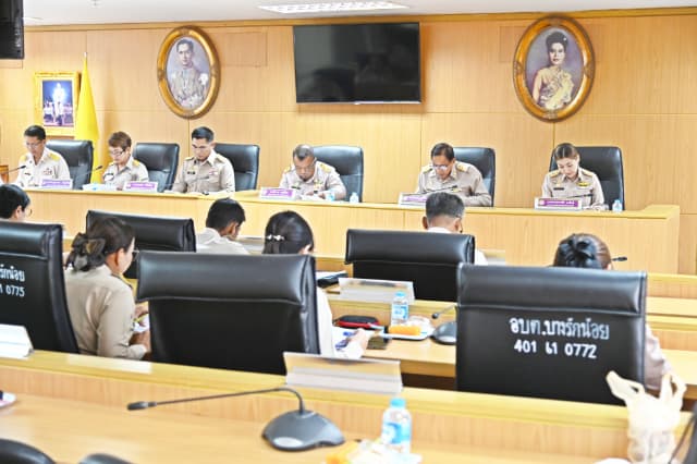 การประชุมสภาองค์การบริหารส่วนตำบลบางรักน้อย สมัยสามัญ สมัยที่ 3 ครั้งที่ 1/2568 ภาพที่ 13