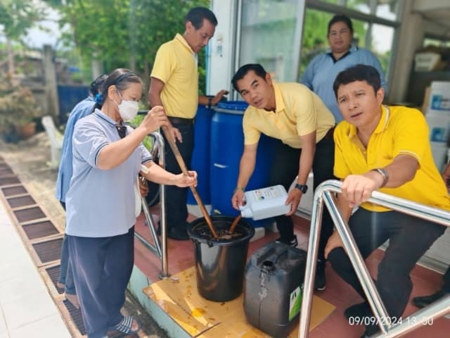 กิจกรรมคลองสวยน้ำใส สอนทำน้ำหมักจุลินทรีย์ให้กรรมการหมู่บ้านและลูกบ้าน ภาพที่ 2