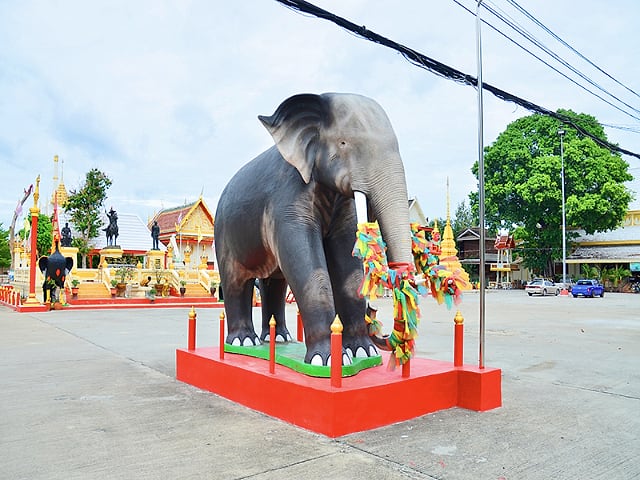 ช้างปูนปั้นในบริเวณวัด