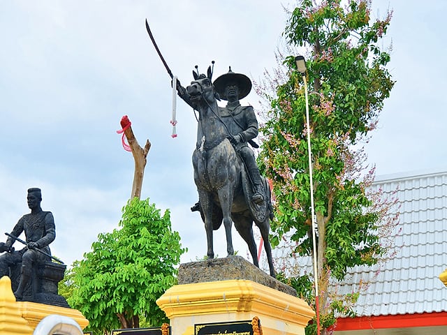 พระบรมรูปในลานวัด